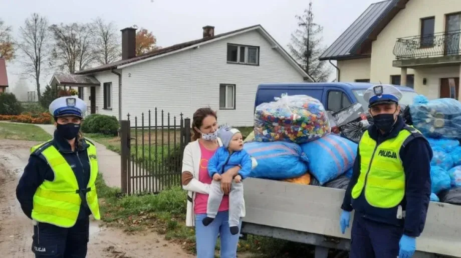 Funkcjonariusze policji pomagają Michałowi Boguckiemu