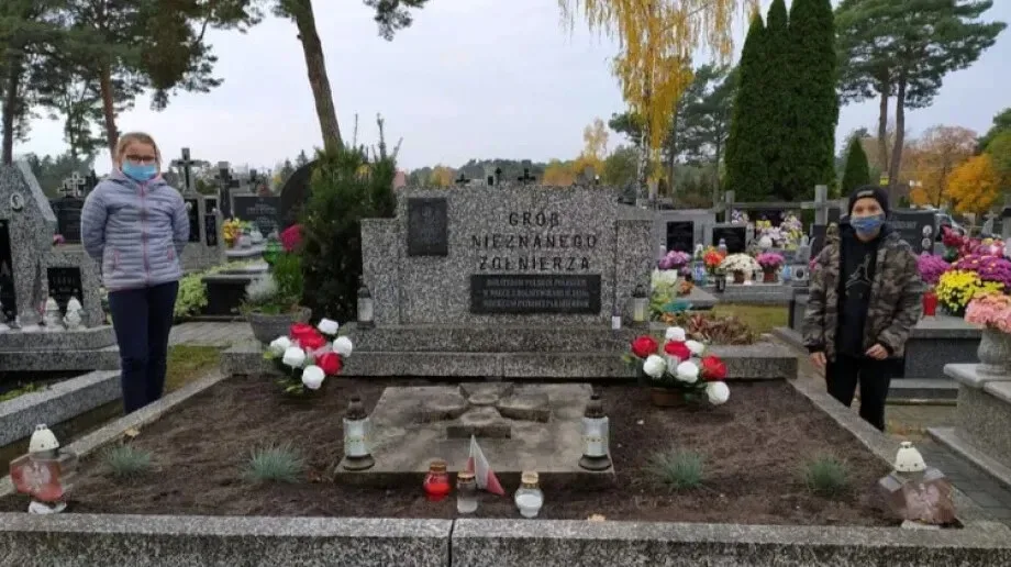 Uczniowie z Broku przy Grobie Nieznanego Żołnierza