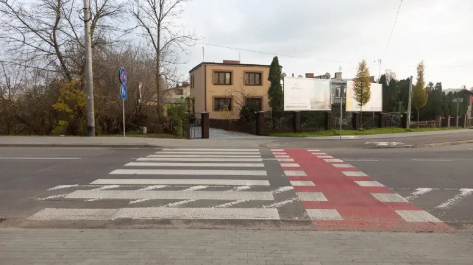 Skrzynka skarg: Wjazd na teren posesji przez przejście dla pieszych (zdjęcia)