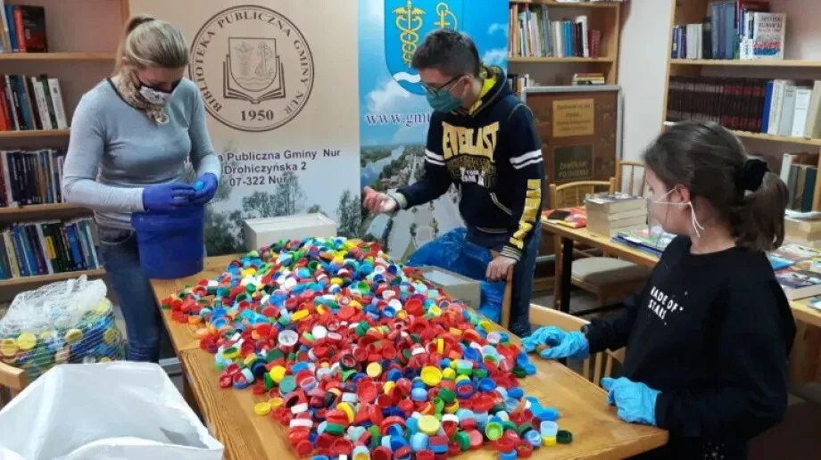 'Warsztaty zakrętkowego rękodzieła' w Bibliotece Publicznej w Nurze