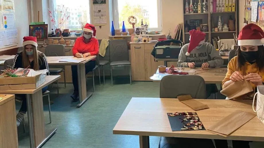 Młodzież pomaga ŚDS w przygotowaniu do świąt
