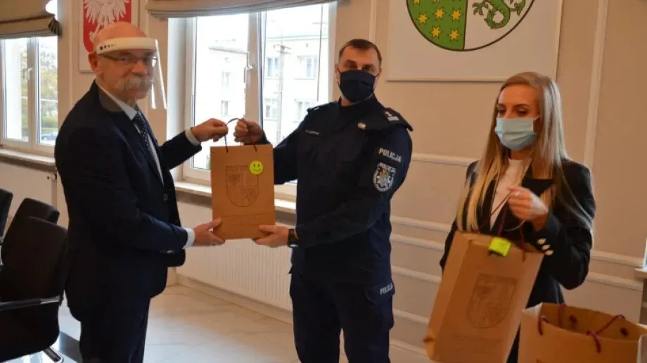 Odblaski od starostwa przekazane ostrowskiej policji