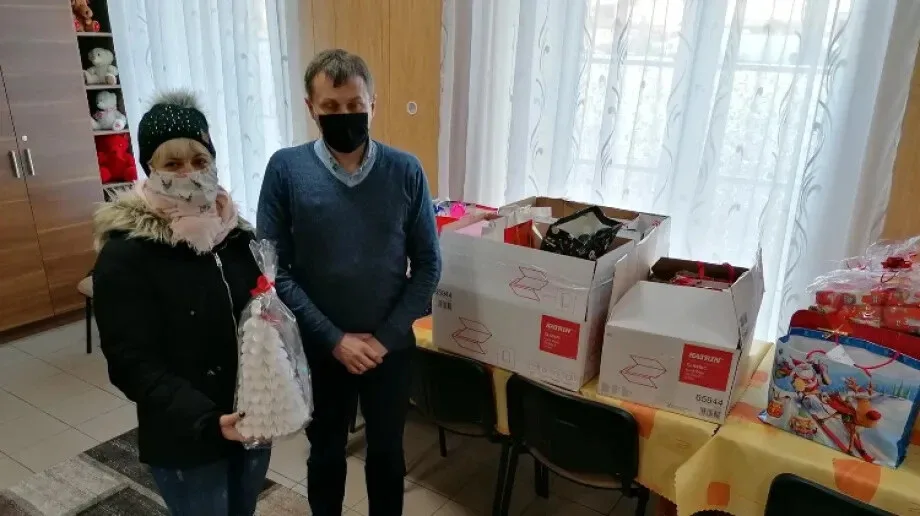 Prezenty mikołajkowe z rąk uczniów SP3 dla dzieci z domu dziecka w Zambrowie