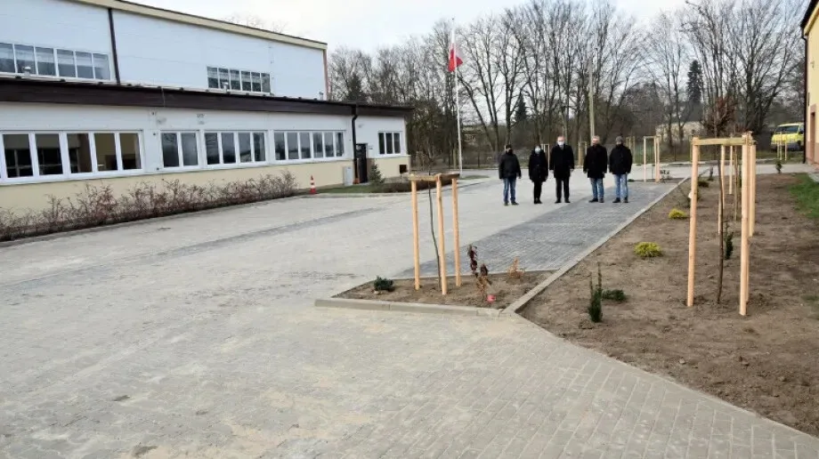 Remont nawierzchni placu przy ZSCKR w Starym Lubiejewie