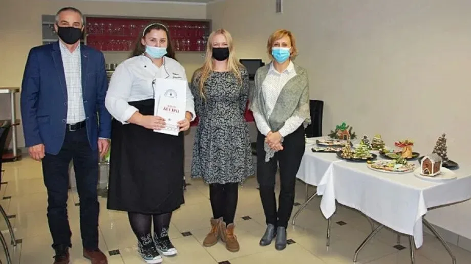 Nagrodzono laureatkę konkursu 'Tradycyjne Przetwory i Potrawy z Gęsiny' w ZSCKR w Starym Lubiejewie