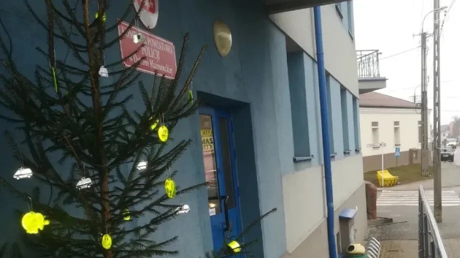 Potrzebujesz odblasków? Skorzystaj z choinki przed komendą policji