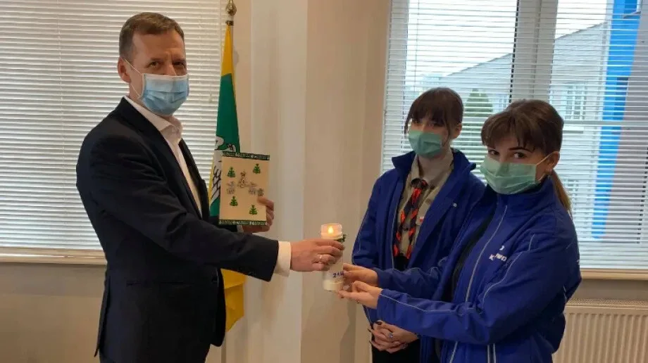 Betlejemskie Światło Pokoju w Urzędzie Gminy Ostrów Mazowiecka
