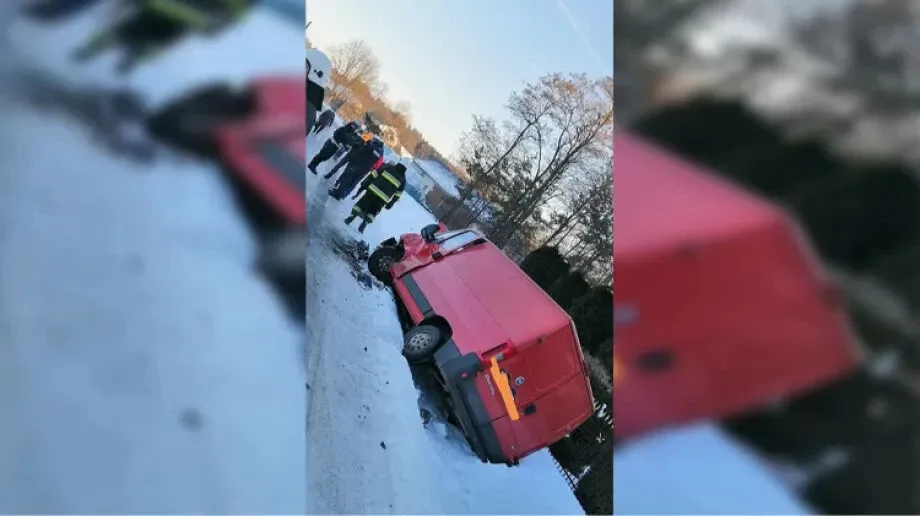 Zderzenie dwóch pojazdów w Janczewie Wielkim. Bus w rowie (zdjęcia)