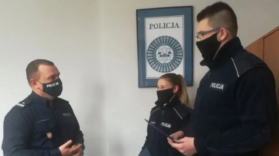 Ostrowscy policjanci uratowali życie młodemu mężczyźnie. Zostali nagrodzeni