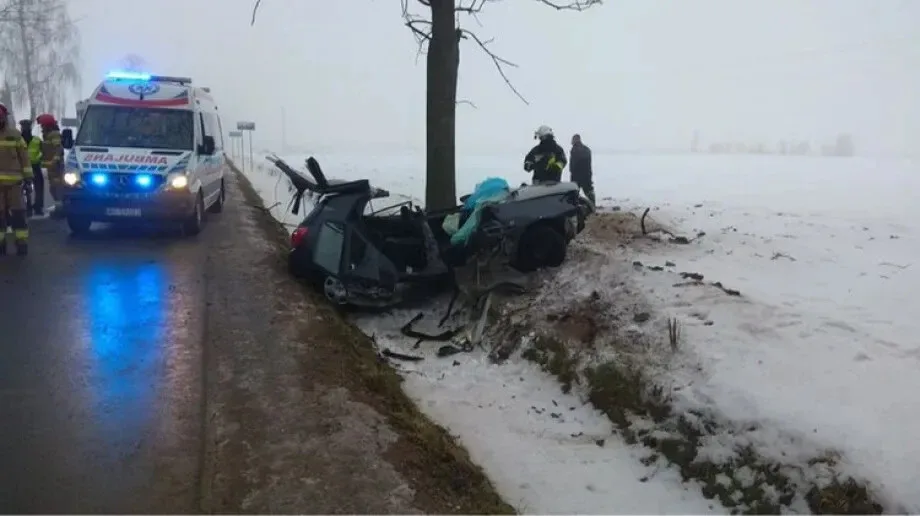 Groźnie wyglądający wypadek samochodu osobowego w miejscowości Grabowo. Dwie osoby poszkodowane