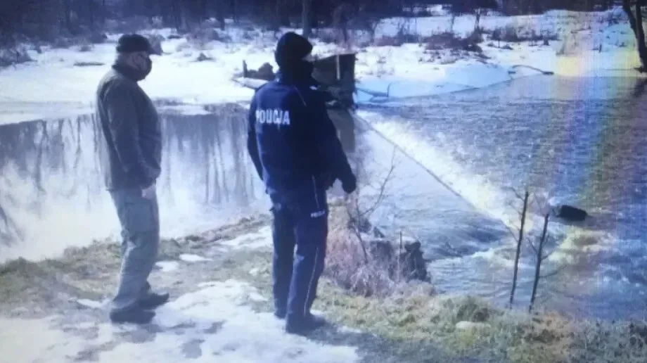 Patrolowanie dzikich lodowisk przez policję i straż rybacką