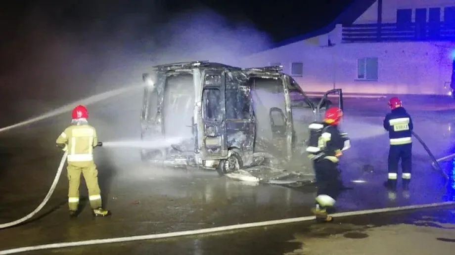Pożar karetki pogotowia na stacji paliw w Grądach