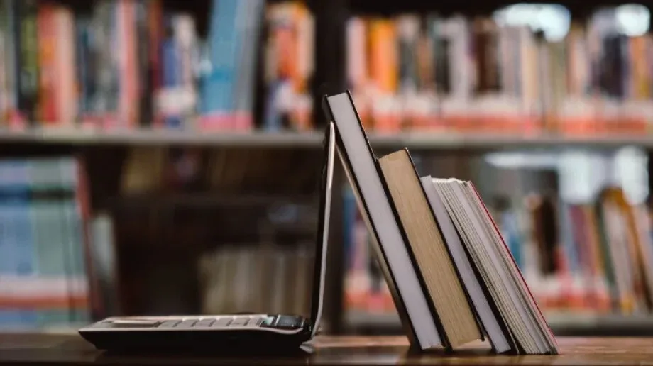 Można wypożyczać książki z ostrowskiej biblioteki. Wcześniej wystarczy kontakt telefoniczny lub e-mailowy