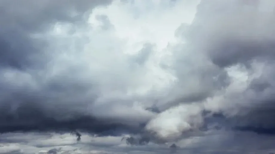 Ostrzeżenie meteorologiczne dla powiatu ostrowskiego. Prognozowane są burze, możliwy grad