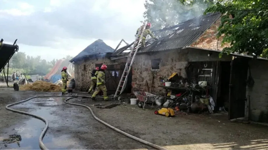 Pożar budynku gospodarczego w Królach. Jedna osoba z poparzeniami
