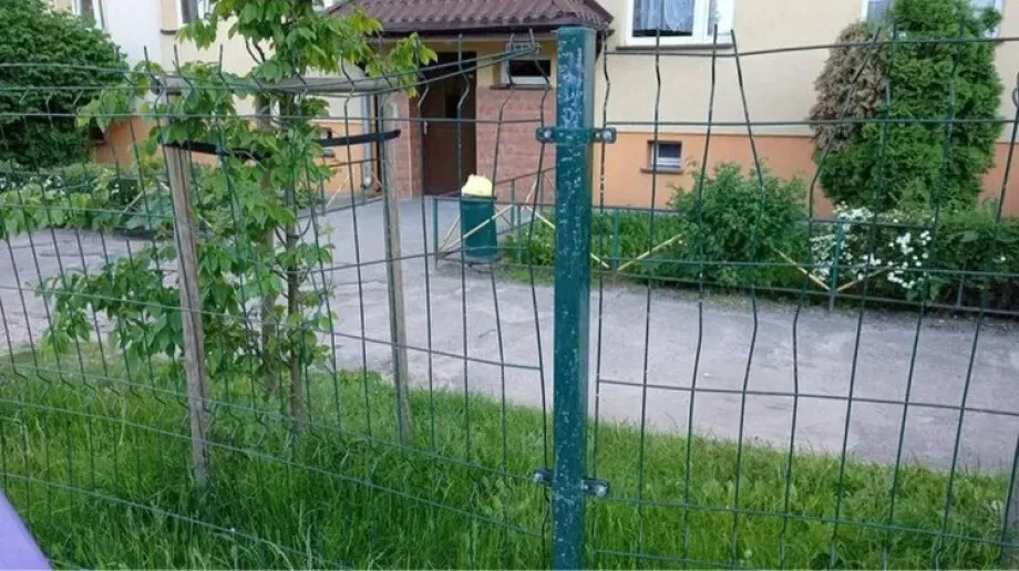 Ogrodzenie placu zabaw na osiedlu Lubiejewska zniszczone