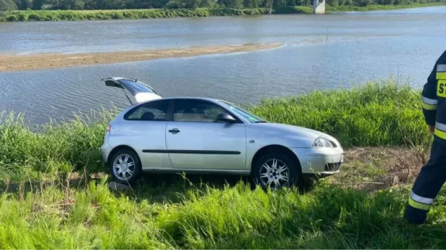 W Broku pojazd zsunął się ze skarpy