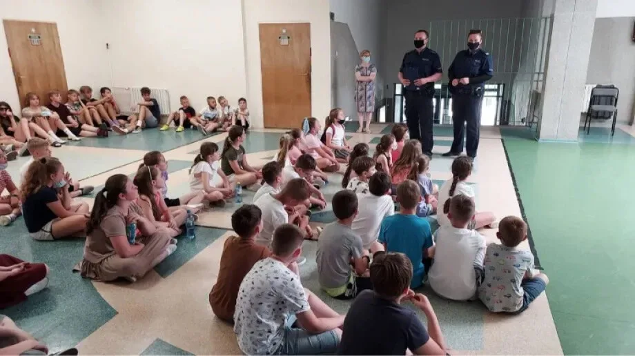 Policjanci w szkołach mówią o bezpiecznych wakacjach