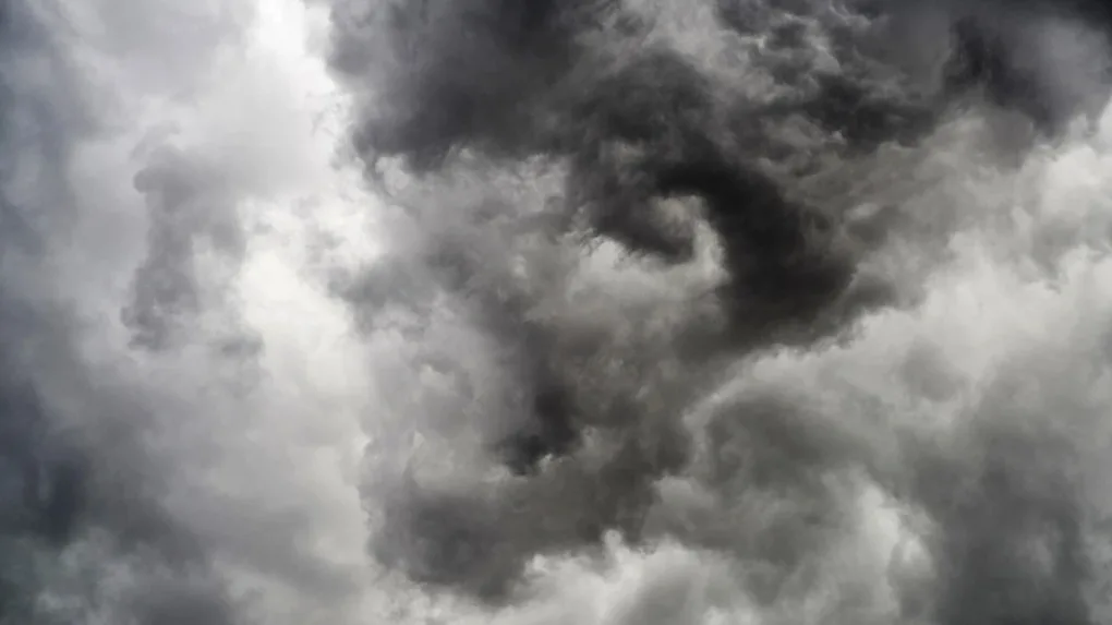 Ostrzeżenie meteorologiczne dla powiatu ostrowskiego. Prognozowane są burze, miejscami grad