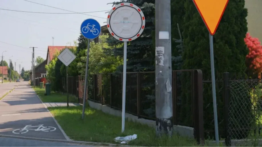 Zniszczone lustro drogowe przy ulicy Wileńskiej