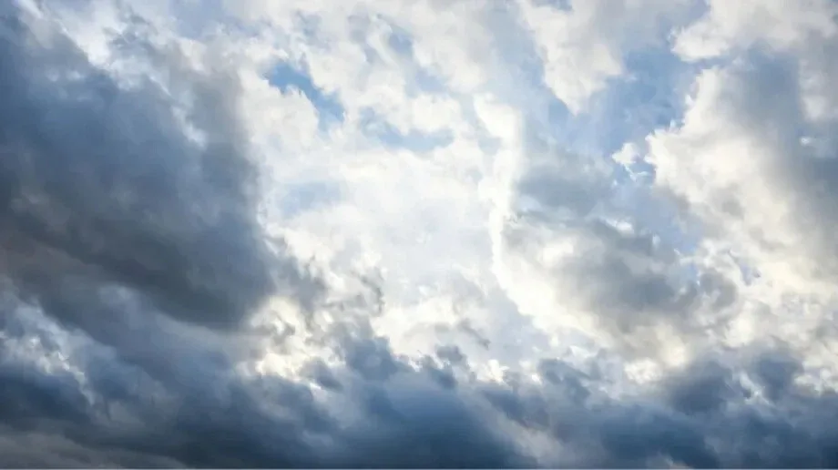 Ostrzeżenie meteorologiczne dla powiatu ostrowskiego. Prognozowane są burze, miejscami grad