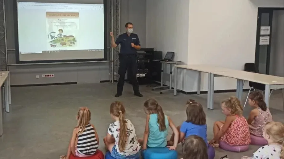 Spotkanie dzieci ze specjalnymi gośćmi w Miejskiej Bibliotece Publicznej w Ostrowi Mazowieckiej 
