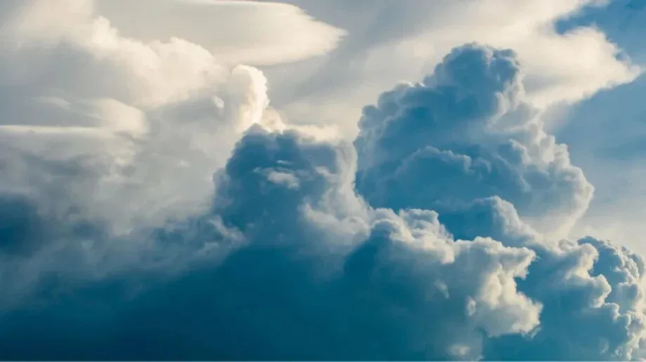 Ostrzeżenie meteorologiczne dla powiatu ostrowskiego. Prognozowane są burze, miejscami grad