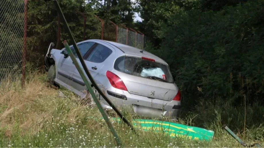 Peugeotem wjechała w ogrodzenie (aktualizacja) (zdjęcia)