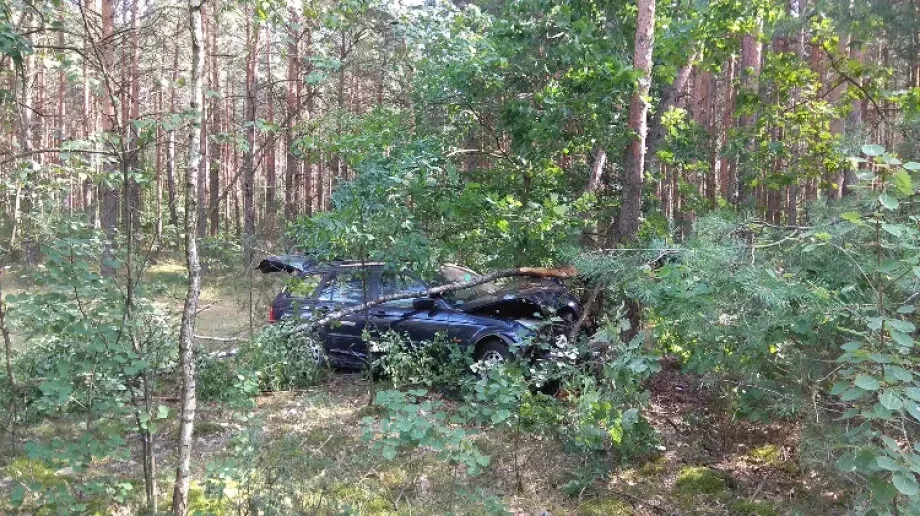 Kierująca BMW uderzyła w drzewo