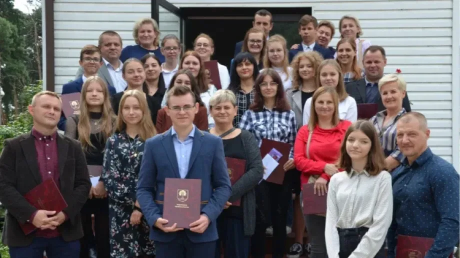 Wójt Bożena Kordek nagrodziła najlepszych uczniów