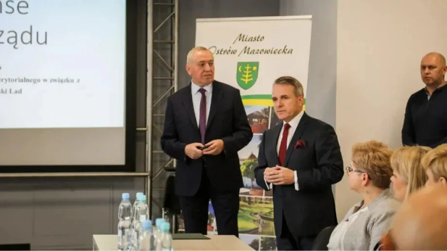 Spotkanie posła Henryka Kowalczyka oraz burmistrza z samorządowcami w Starej Elektrowni (zdjęcia)