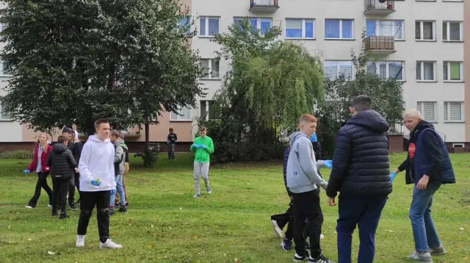 Uczniowie 'trójki' sprzątali Ostrów