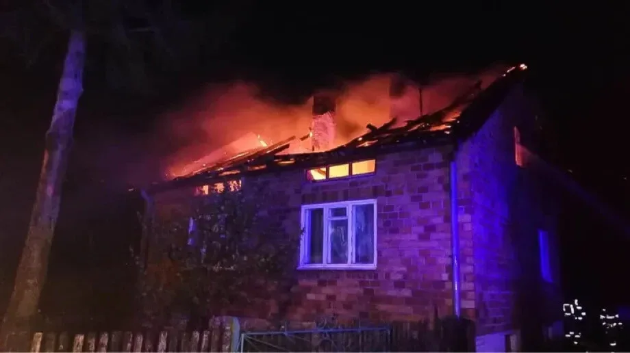 Pożar dachu budynku jednorodzinnego. W działaniach brało udział 14 strażaków 