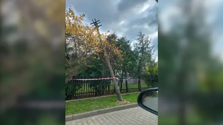 Pochylony słup telefoniczny w Broku