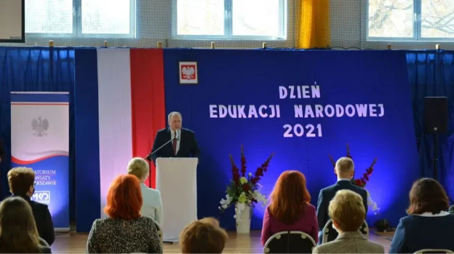 Nauczyciele z powiatu ostrowskiego uhonorowani odznaczeniami