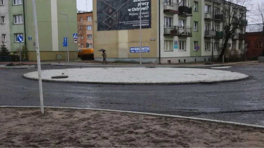 Postęp prac przy remoncie jednego z rond w Ostrowi Mazowieckiej