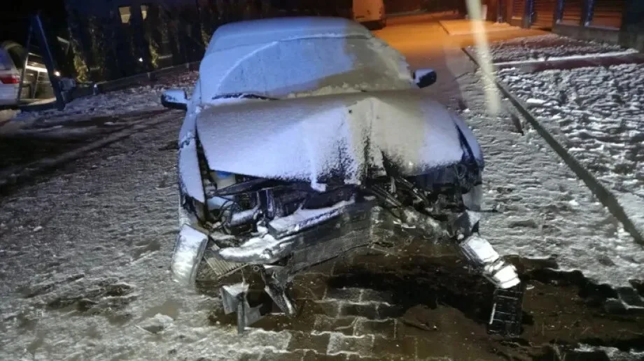 Doprowadził do zderzenia z zaparkowanym autem. Okazało się, że jest nieletni i ma ponad 2 promile
