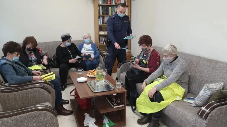 Policjanci spotkali się z małkińskimi seniorkami