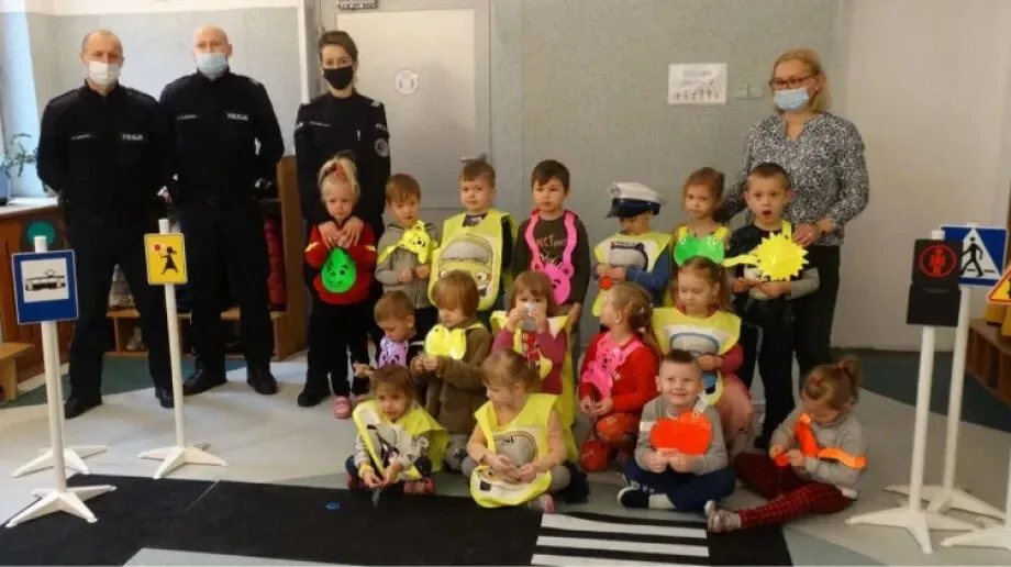 Policja uczy przedszkolaków bezpieczeństwa na drodze