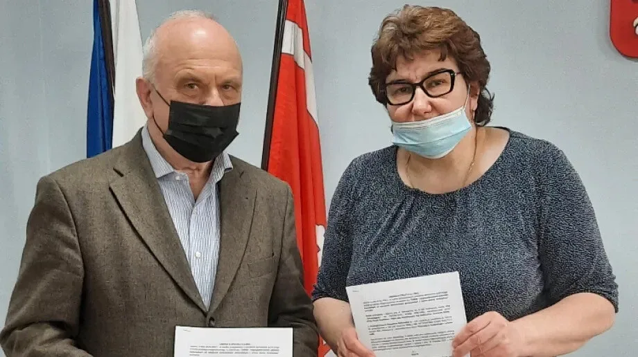 Wójt Gminy Beata Ponichtera podpisała umowy na odbiór odpadów w Gminie Andrzejewo