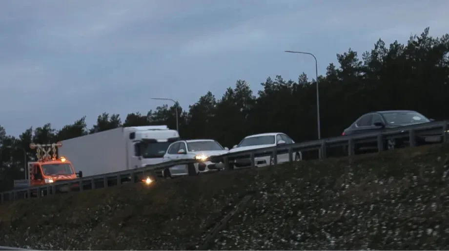 Kolizja na S8. Samochód uderzył w bariery ochronne