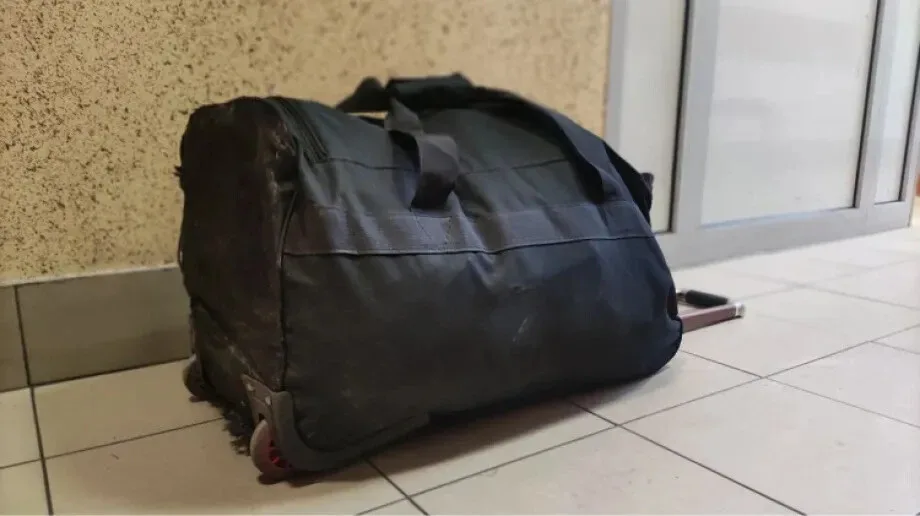 Torba podróżna czeka na właściciela na Komendzie Powiatowej Policji w Ostrowi Mazowieckiej