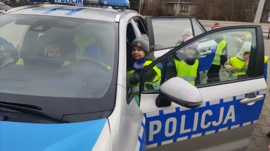 Spotkanie dzieci z przedszkola 'Szczęśliwe Aniołki' z policjantką