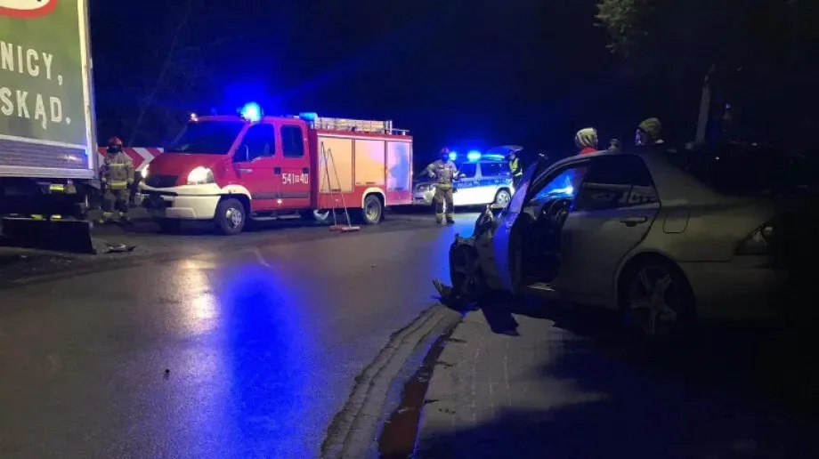 Zderzenie samochodu osobowego z ciężarówką w Komorowie