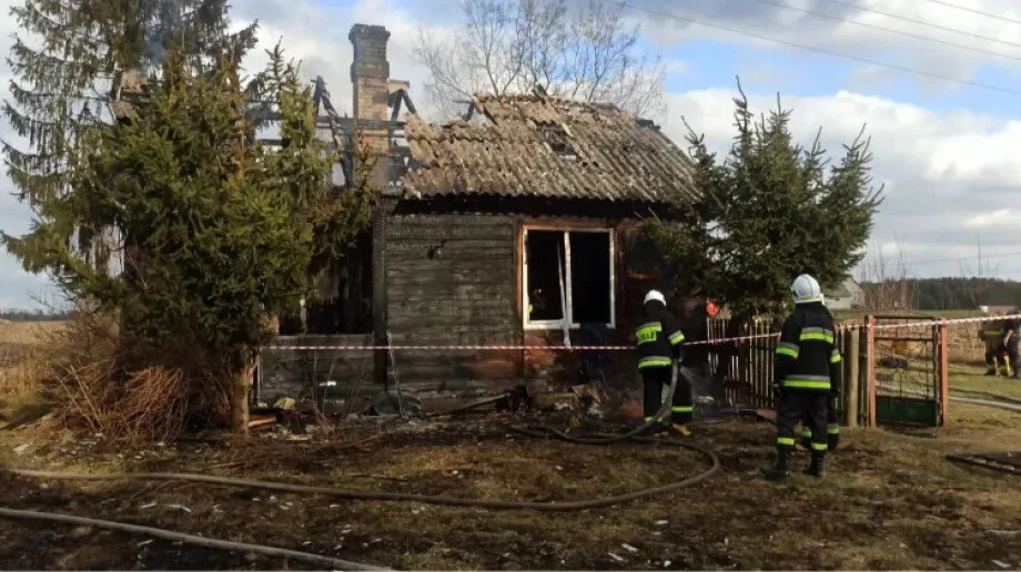 Pożar drewnianego domu w Jeleniach. Zginęła jedna osoba