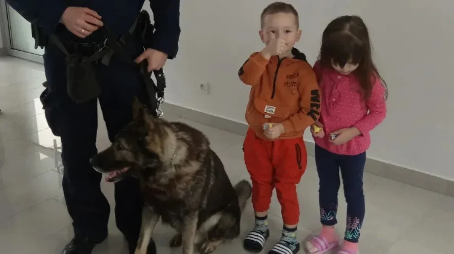 Ukraińskie dzieci odwiedził policyjny pies