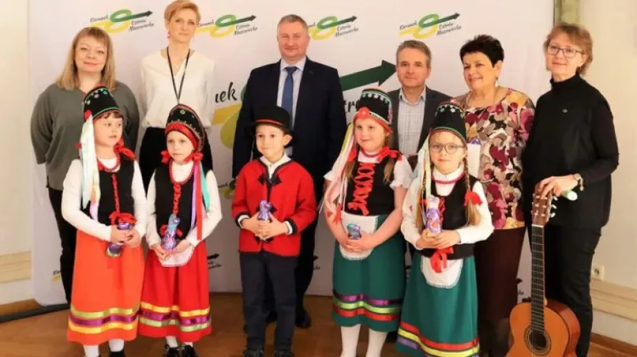 Grupa przedszkolaków z życzeniami w Urzędzie Miasta