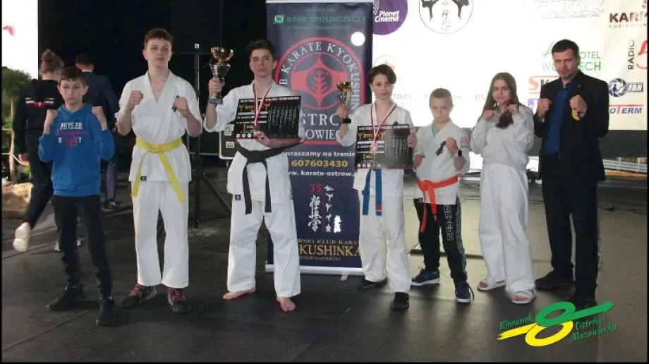Ekipa OKKK z ośmioma medalami. Jaworska i Dziełak mistrzami