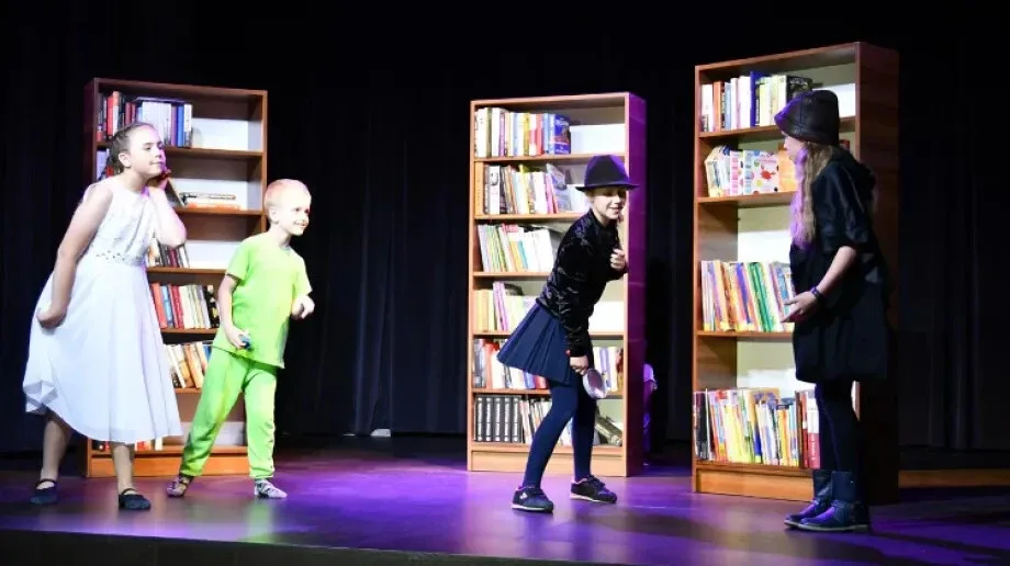 Spektakl 'Przygoda w bibliotece...' wystawiony przez dziecięco-młodzieżową grupę teatralną
