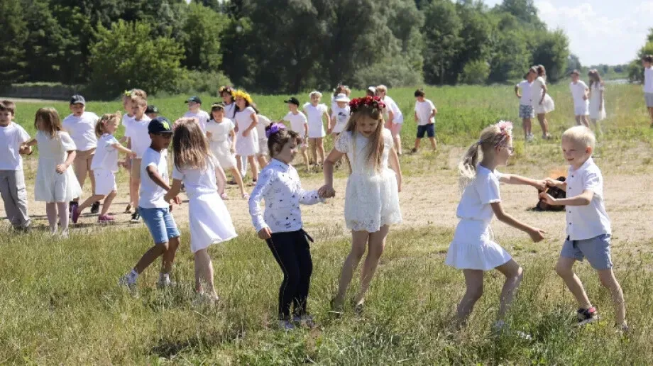 Wyprawa nad Bug - Zespół Publicznych Placówek Oświatowych w Broku udał się na taniec i ognisko na plaży 